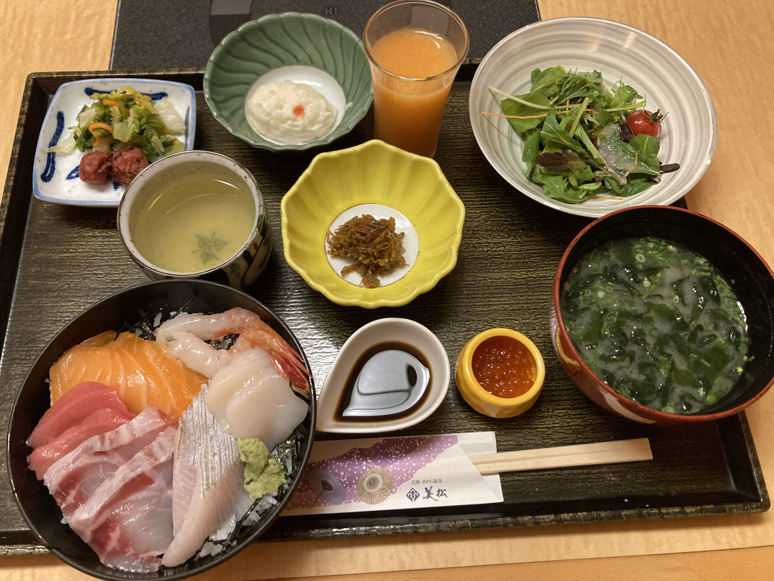 3日目の朝はミニ海鮮丼！(笑)上の刺身が多くてご飯残したわ(笑)けど超美味しかった♪